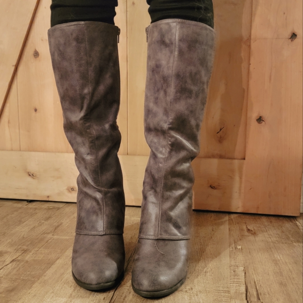 Fergalicious Taupe Lundry boot size 11